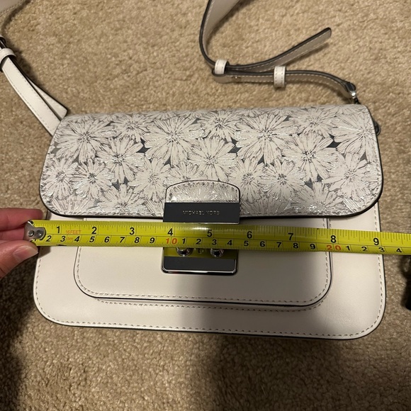 White and silver Michael Kors purse - Picture 5 of 6